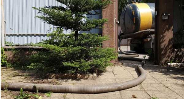 Xe hút bể phốt có vào ngõ nhỏ được không? Các yếu tố quyết định