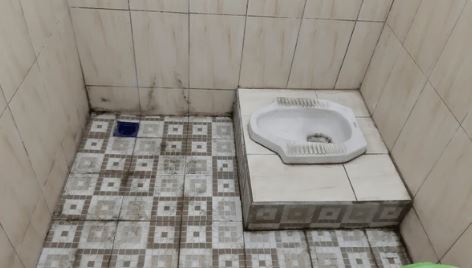 Vì sao bồn cầu ngồi xổm dễ bị tắc hơn bồn cầu bệt?