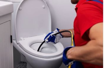 Cách thông tắc bồn cầu tại nhà bằng dây lò xo