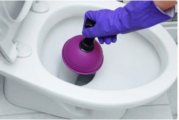 Cách thông tắc bồn cầu tại nhà bằng pittong cao su