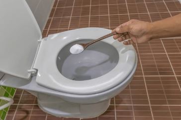 Cách thông tắc bồn cầu tại nhà bằng baking soda và giấm